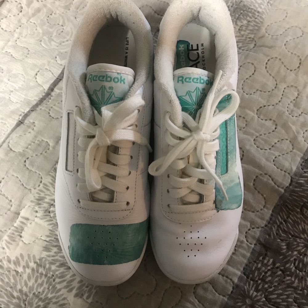 Women’s size 6 Reebok Shoes